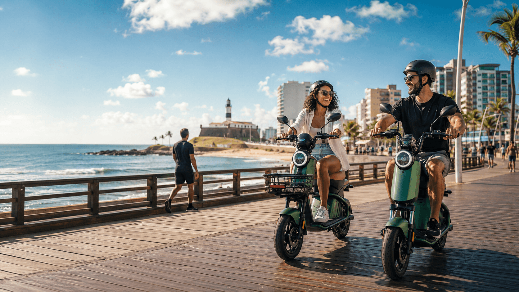 Dois riders pedalando motos elétricas MoveOn na Orla de Salvador